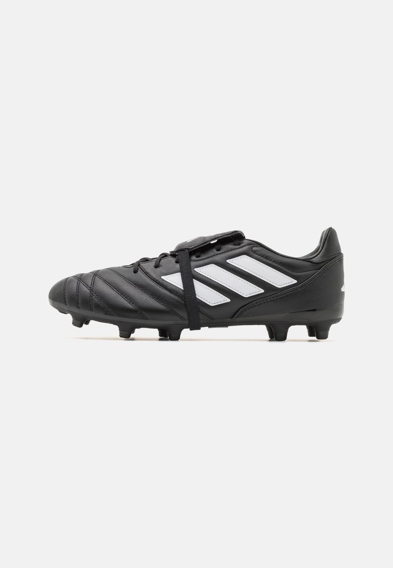 Scarpa da calcio nera con tomaia in pelle texture, design a tre strisce bianche e lacci neri. Ha tacchetti modellati per una maggiore trazione.