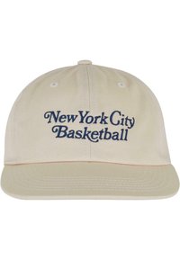 Casquette de baseball beige avec une couronne arrondie, texte brodé en marine "New York City Basketball" et une visière droite.