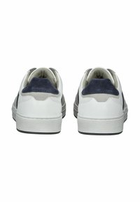 Hvide sneakers med marineblå suede-detaljer, en tekstureret gummisål, polstret krave og stikninger. Lavtop design med en strømlinet profil.