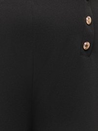 Schwarzer Stoff mit drei runden goldenen Knöpfen, die vertikal auf der rechten Seite angeordnet sind, mit einer dezenten strukturierten Oberfläche.