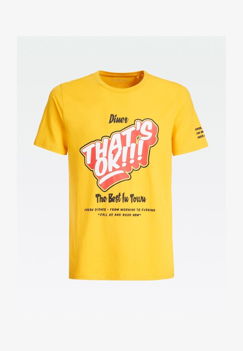 T-shirt jaune à manches courtes avec "Diner THAT'S OK!!! The Best In Town" et un texte plus petit promouvant des plats frais et la réservation.