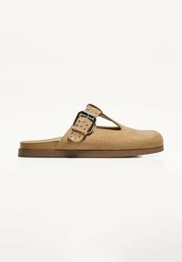 Bershka BUCKLED - Mules - sand