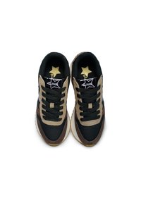 Sneaker nere e beige caratterizzate da una combinazione di materiali in rete e suede, punta rotonda, suola intermedia bianca e accentatura a stella sulla linguetta.
