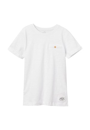 Maglietta bianca a maniche corte con collo rotondo, piccola tasca con bottoni sul petto e etichetta con marchio vicino all'orlo inferiore su sfondo bianco.