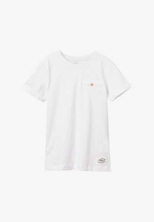 Hvid T-shirt med korte ærmer og rund hals, lille brystlomme med knap og mærke tæt ved nederste kant på hvid baggrund.