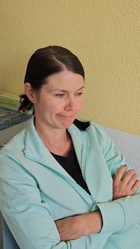 Jasnoniebieska kurtka z zamkiem błyskawicznym z fakturowanymi akcentami, noszona na czarnej koszulce. Tło z fakturowaną żółtą ścianą i granitowym blatem.