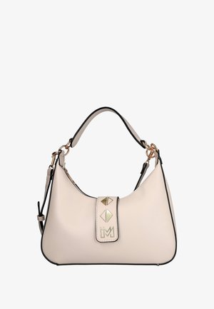 Bolso de mano de cuero beige con bordes negros, acentos metálicos geométricos dorados en la solapa delantera, un asa corta sencilla y correa de hombro desmontable.