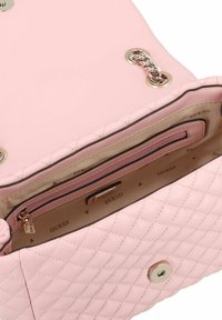 Borsa a tracolla in sintetico rosa con hardware dorato, tasche con zip e aperte all'interno, logo del marchio stampato sulla fodera.