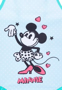 Maillot de bain une pièce turquoise avec un graphique de Minnie Mouse, ornés d'accents noirs, blancs et roses, de pois et de détails en forme de cœur.