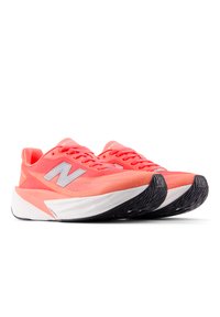 Zapatillas de correr ligeras en un vibrante color coral con acentos blancos, parte superior de malla, suela acolchada y suela exterior de goma negra texturizada.