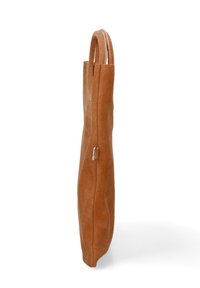 Borsa a spalla in suede color tan con profilo slim, doppio manico e dettaglio con zip laterale per la chiusura. Caratterizzata da una texture morbida e un design minimale.