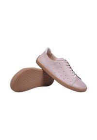 Baskets basses en cuir beige clair avec côtés perforés, lacets blancs et semelles en caoutchouc marron texturées, présentées sur fond blanc.