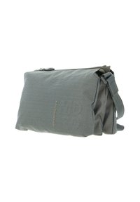 Sac en nylon gris à surface texturée, fermeture éclair, design souple et bandoulière ajustable. Dispose d'un logo embossé pour le détail.