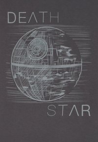 Grafik-T-Shirt mit einer hellblauen Kontur des Todessterns und dem Text "DEATH STAR" in einer fetten, modernen Schriftart auf einem dunklen Stoffhintergrund.