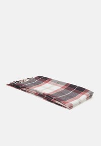 Écharpe à carreaux dans des tons de bordeaux, blanc et gris ; présente des bords frangés et une finition douce et texturée. Repliée soigneusement pour le rangement.