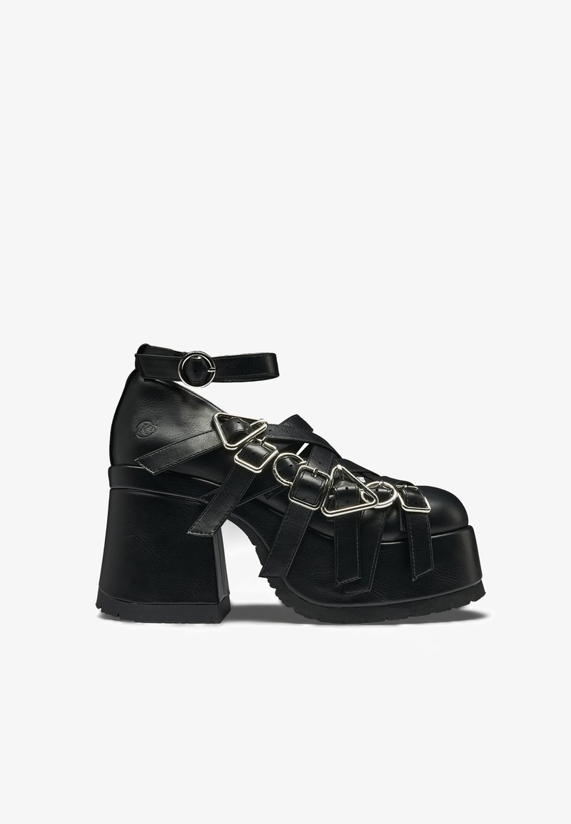 Μαύρο χοντρό παπούτσι πλατφόρμα με πολλαπλά δερμάτινα λουριά και ασημένιες αγκράφες, λουράκι αστραγάλου με στρογγυλή αγκράφα και χοντρό τακούνι.