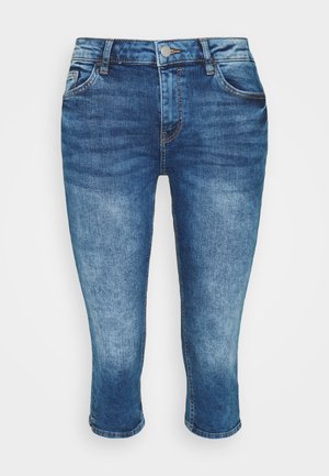 Denim capri-housut keskimääräisessä sinisessä sävyssä, haalistuneella pinnalla, viiden taskun muotoilulla ja nappisulkimella vyötäröllä.