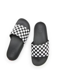 Crno-bijele karirane klizne sandale s širokim remenom, teksturiranim uloškom za stopala i potpuno crnim potplatima. Vans logo vidljiv na ulošku.