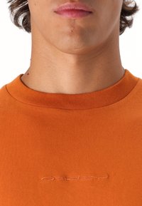 Oakley SOHO TEE - Pamata T-krekls - ginger