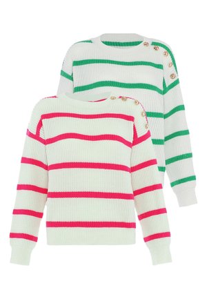 Dwa dziergane swetry z poziomymi paskami, jeden z zielonymi paskami i złotymi guzikami na ramieniu, drugi z różowymi paskami i podobnymi guzikami.