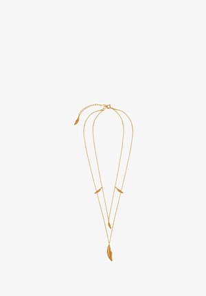 Złota naszyjnik warstwowy z trzema pasmami i zawieszkami w kształcie piór. Gładka tekstura i delikatne ogniwa, regulowane zapięcie.