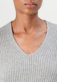 TOM TAILOR V NECK PULLOVER - Pulover - medium silver grey