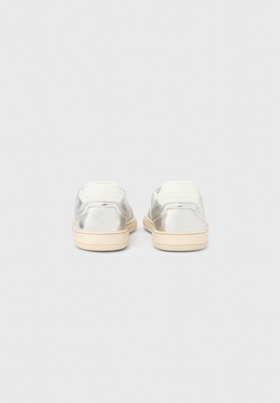 Stříbrné metalické tenisky s bílými textilními detaily, kulatou špičkou a béžovou gumovou podrážkou, s hladkou texturou a bez viditelných vzorů.