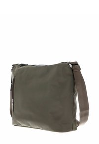 Borsa a tracolla khaki realizzata in materiale liscio e resistente all'acqua. Presenta una chiusura con zip, una tracolla regolabile e un dettaglio di branding discreto.