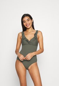 Fato de banho integral verde-oliva com decote franzido, alças largas e silhueta ajustada. Textura suave e pernas cavadas.