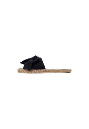 Sandalo espadrille piatto con suola in juta intrecciata e ampia fascia in tessuto nero annodata a fiocco sopra.