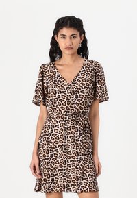 Haljina s printom leopard u laganom materijalu, s V izrezom, kratkim rukavima, dizajnom na dugme sprijeda i pojasom oko struka.