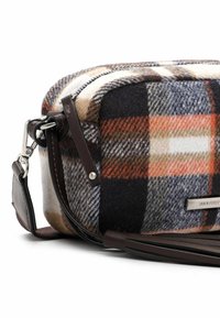 Křížová taška s kostkovaným vzorem z vlněné směsi; má hnědé kožené akcenty, stříbrný zip a nastavitelné ramenní popruhy s kovovou sponou.
