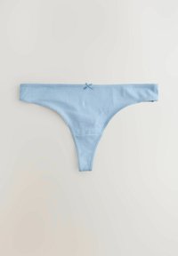 Svetlomodré bavlnené tangá s malým mašličkovým detailom na páse, rozložené na rovnom svetlom pozadí.