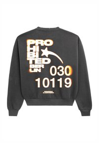 Sudadera gris con puños y cuello acanalados, que presenta un atrevido texto gráfico en blanco, naranja y negro, así como un diseño de estrella en la parte posterior.