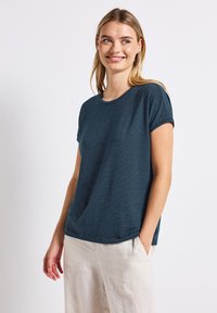Marineblå kortærmet T-shirt med rund halsudskæring og diskrete vandrette striber. Lavet af blødt stof med en afslappet pasform.