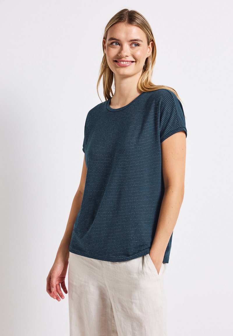 Marineblå kortærmet T-shirt med rund halsudskæring og diskrete vandrette striber. Lavet af blødt stof med en afslappet pasform.
