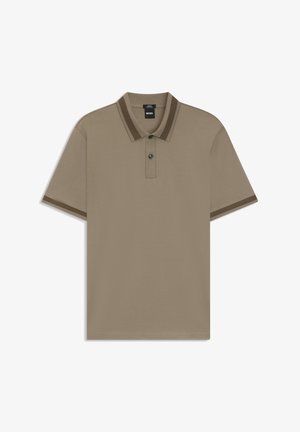 Tan polo tröja med en tre-knapppanel, mörkbruna randiga kragar och ärmslut, samt en subtil broderad logotyp på bröstet.