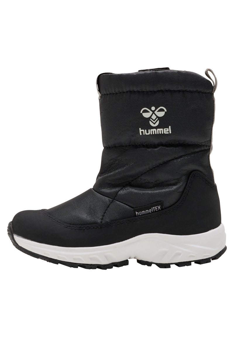 Bota aislante negra con una parte superior texturizada, logo de Hummel y suela de goma blanca. Presenta un collar acolchado para mayor comodidad y estabilidad.