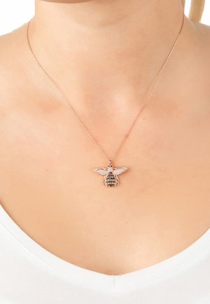 Collana con pendente a forma di ape in oro rosa con accenti di cristallo. Ali e corpo dettagliati, appesa a una catena delicata.