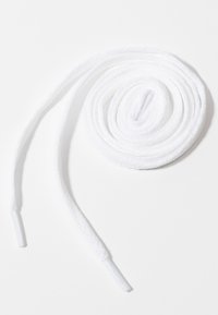 Vita bomullssko snöre, hårt vridet, med texturerad yta och plastöglor i båda ändar, lämplig för olika typer av skor.