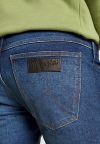 Wrangler LARSTON - Calças de ganga justas - dark-blue denim