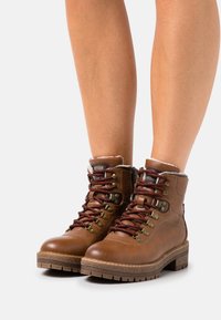 Mustang Schnürstiefelette - cognac