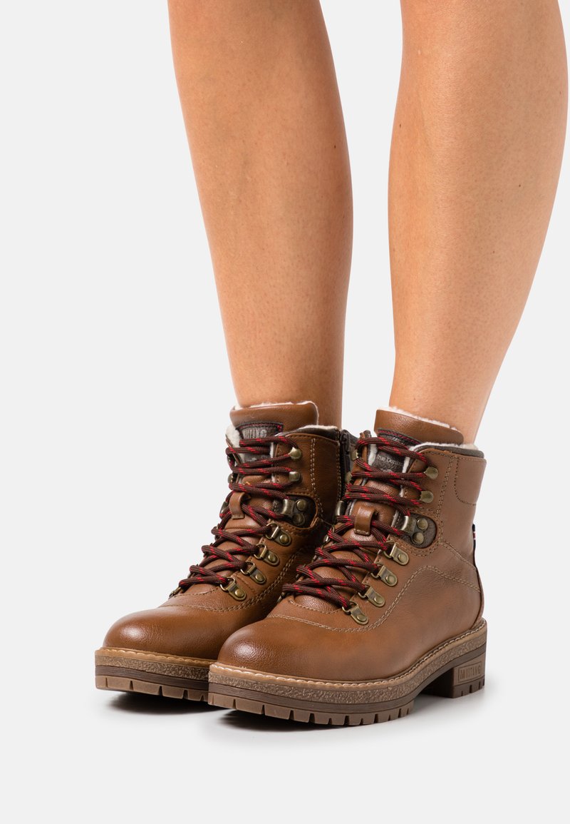 Mustang Schnürstiefelette - cognac
