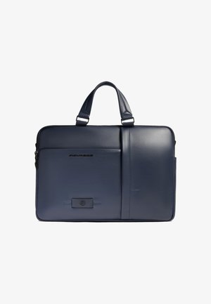 Donkerblauwe leren laptoptas met dubbele handvatten, ritssluiting, voorvak en subtiele branding. Gladde textuur met minimalistische ontwerpdetails.