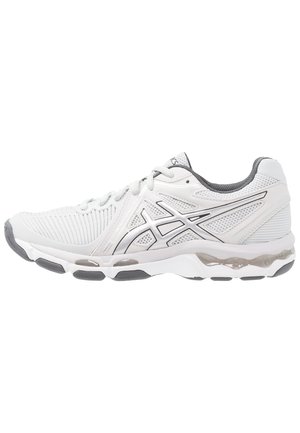 Witte sportieve sneaker met grijze accenten, mesh bovenkant, dempende zool met zichtbare luchtzakken en een logo aan de zijkant.