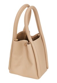 Borsa a mano in pelle beige con due manici curvati, texture morbida, forma a secchio e chiusura a scatto. Presenta un design leggermente arricciato ai lati.