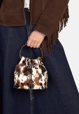 Bolso mini tipo cubo, marrón y blanco con manchas, acabado texturizado, cierre ajustable y asa metálica adornada con un detalle de borla.