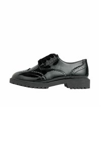 Scarpa oxford in vernice nera con suola piatta, cuciture decorative e un particolare dettagliato a fascia rigata sulla parte superiore.