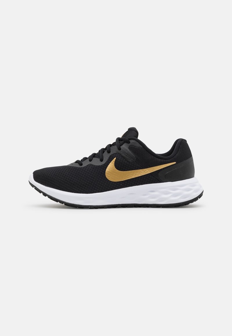 Chaussure de course noire avec semelle blanche et virgule Nike dorée, vue de profil sur un fond gris clair uni.