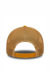 Casquette snapback jaune en maille avec une couronne ronde et une sangle en plastique réglable à l'arrière. Dispose de trous de ventilation pour la respirabilité.